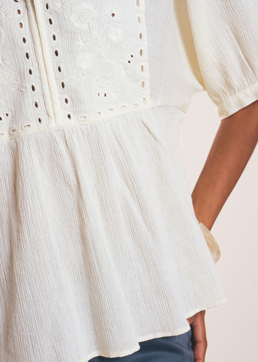 TORIEN Embroidered V-neck top with short balloon sleeves - 4 - Sud Express - Sud Express