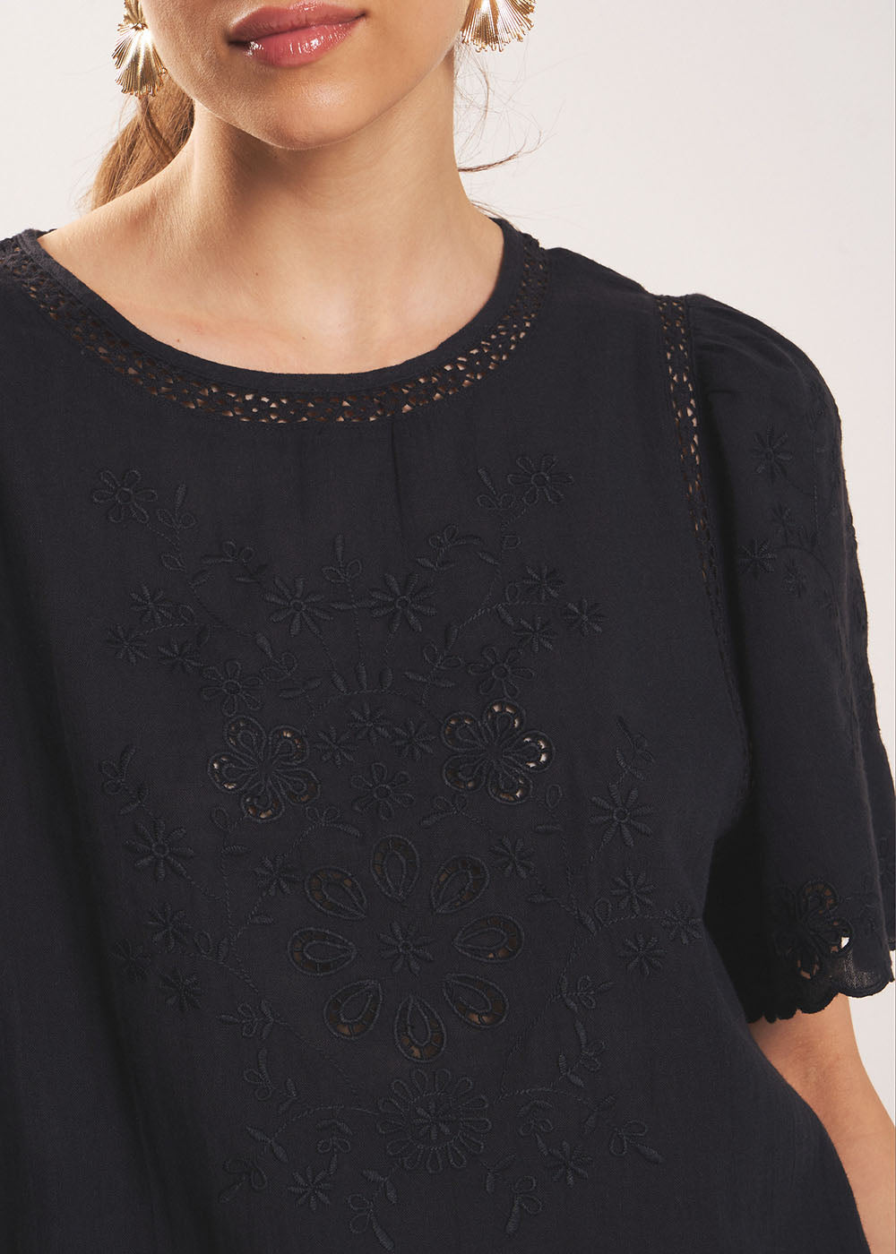 TOJILI Floral embroidered top with short sleeves - 2 - Sud Express - Sud Express