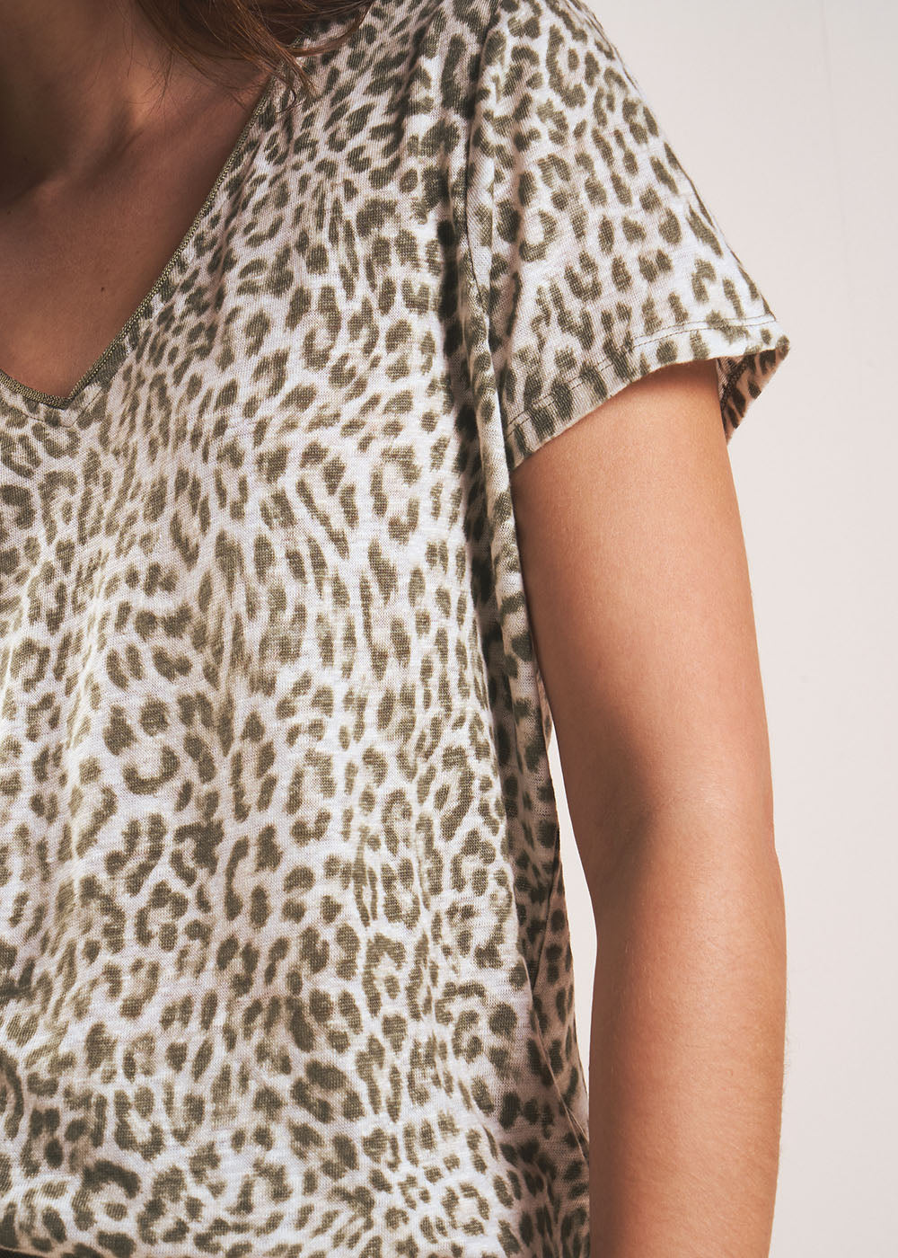 Panther print linen V-neck T-shirt - Sud Express - 4 - Sud Express