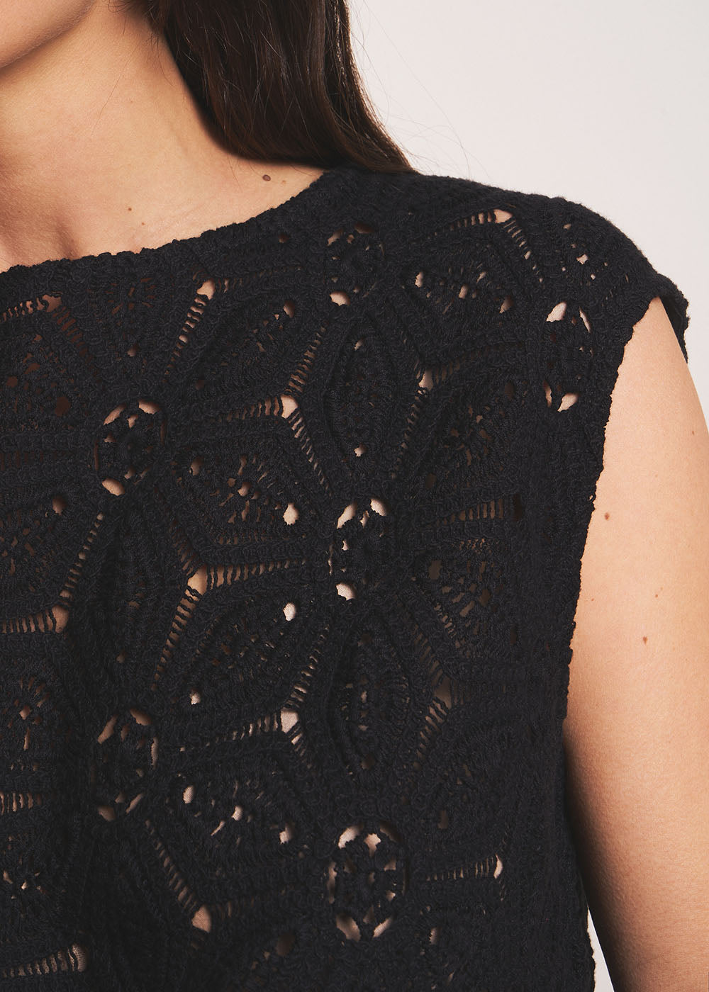 TIMALOU Guipure lace top with a button-up back - 2 - Sud Express - Sud Express