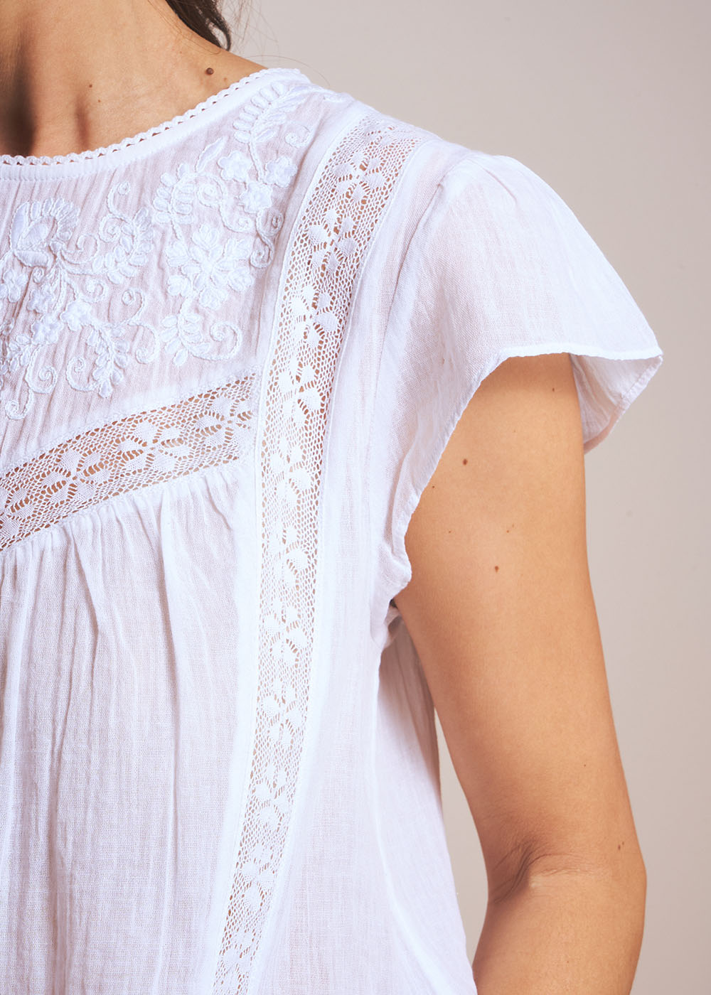 TOLIVIE  Cotton gauze top with macramé details - 4 - Sud Express - Sud Express