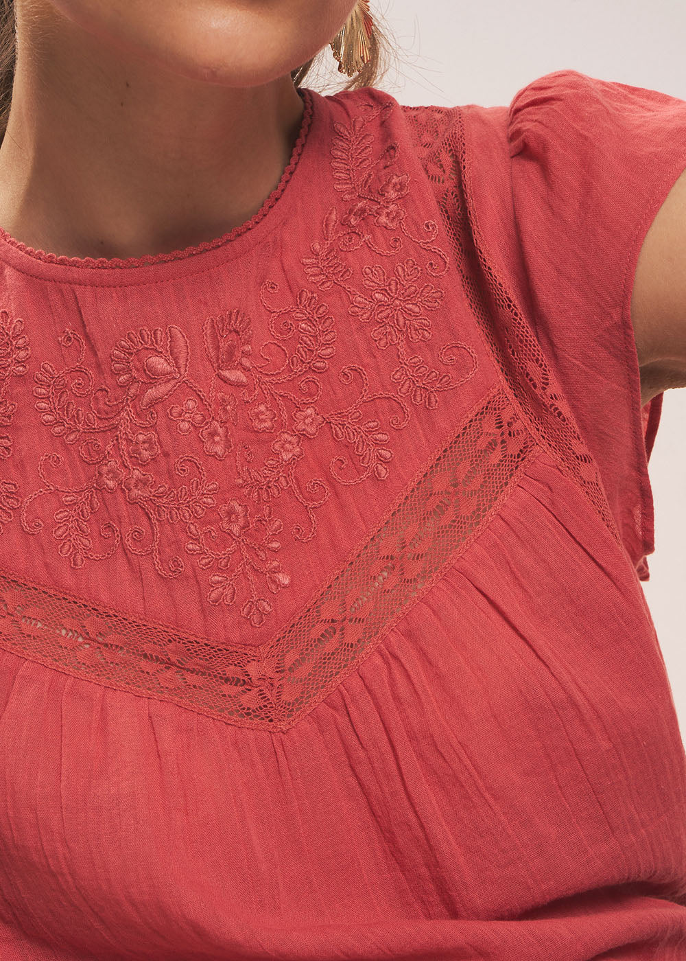 TOLIVIE  Cotton gauze top with macramé details - 4 - Sud Express - Sud Express