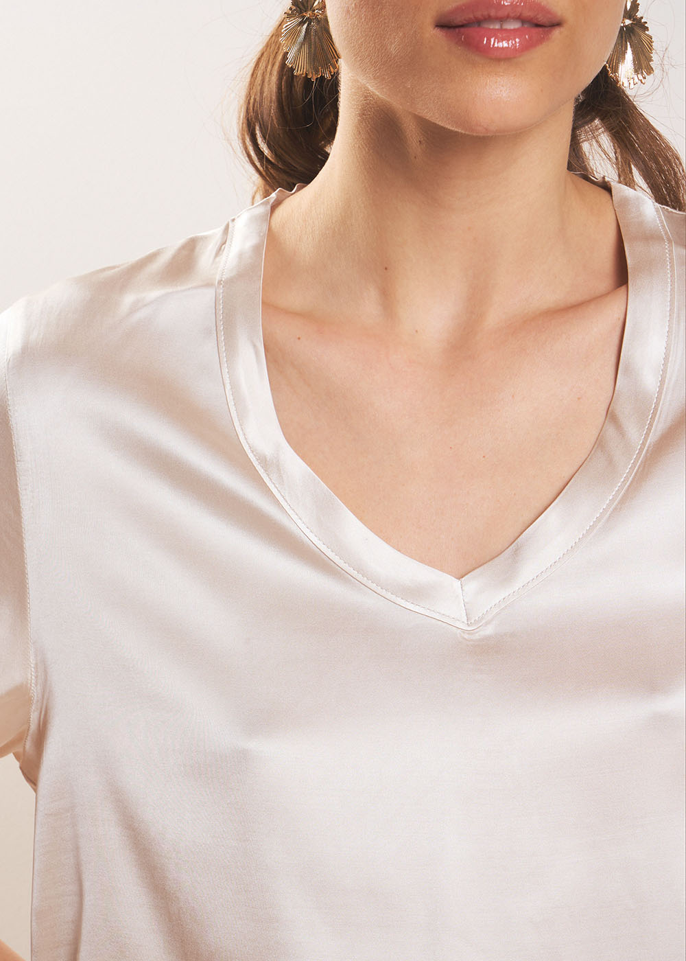 TELCIA Satin V-neck T-shirt - 2 - Sud Express - Sud Express
