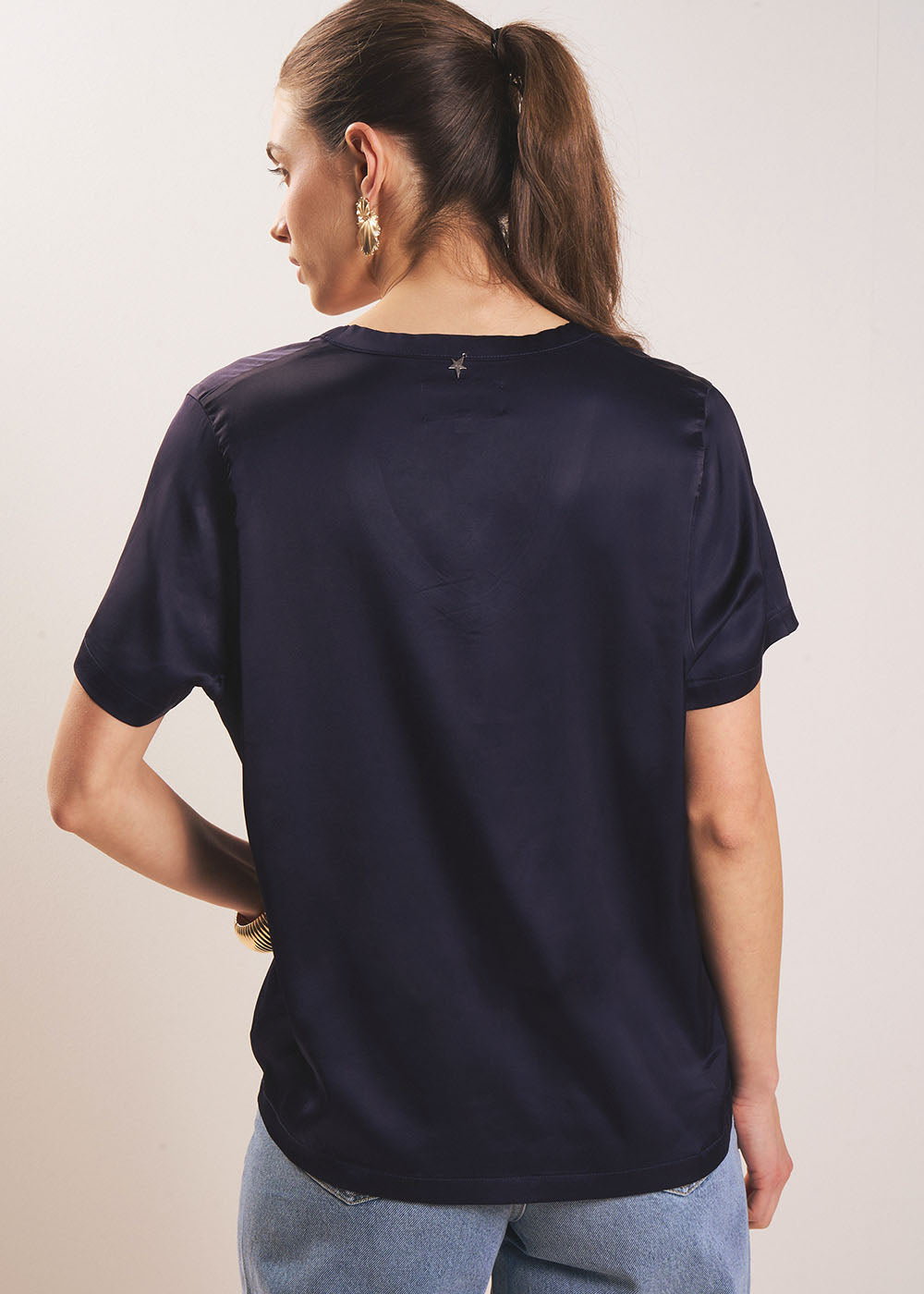 TELCIA Satin V-neck T-shirt - 3 - Sud Express - Sud Express
