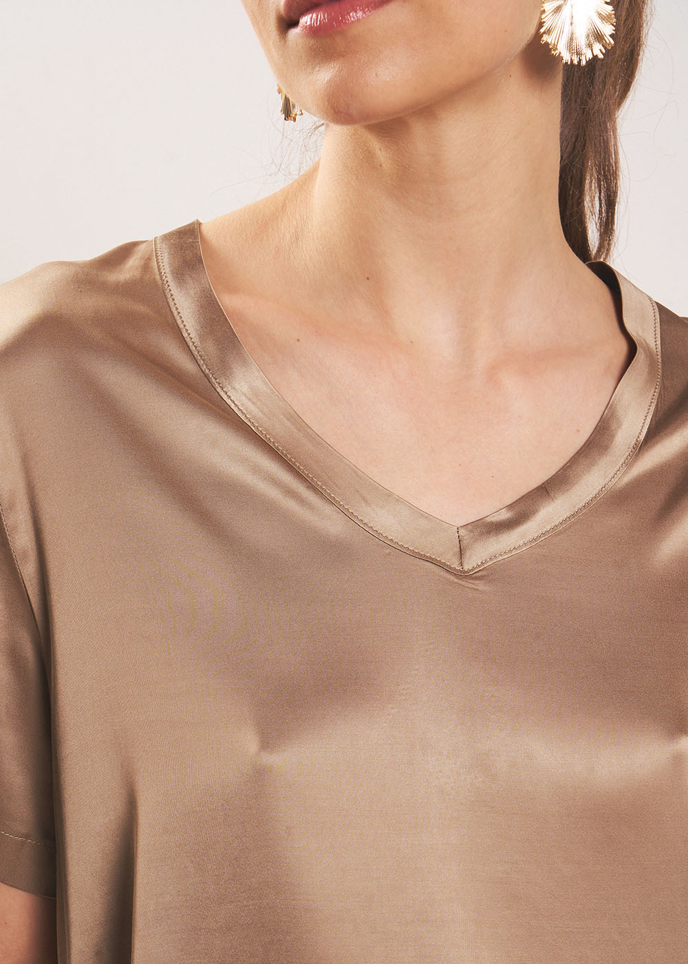 TELCIA Satin V-neck T-shirt - 2 - Sud Express - Sud Express
