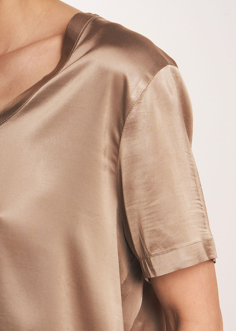 TELCIA Satin V-neck T-shirt - 4 - Sud Express - Sud Express