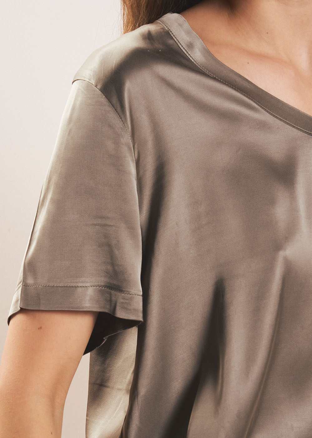 TELCIA Satin V-neck T-shirt - 4 - Sud Express - Sud Express