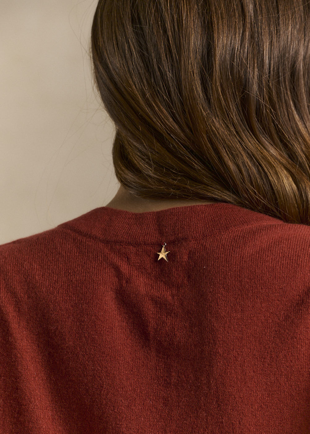 Loose-fitting cashmere jumper with a Tunisian collar - Sud Express - 4 - Sud Express