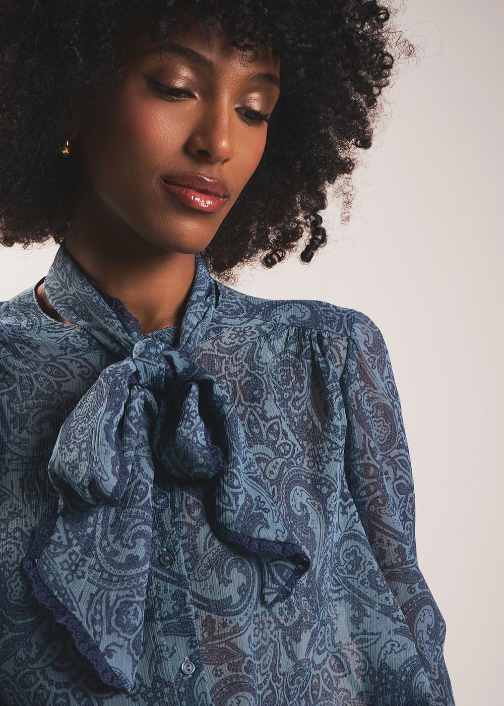 TAISLEY Printed blouse with stand-up collar and tie fastening - 2 - Sud Express - Sud Express