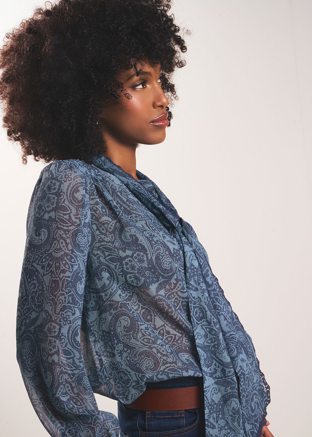 Printed blouse with stand-up collar and tie fastening - Sud Express - 5 - Sud Express