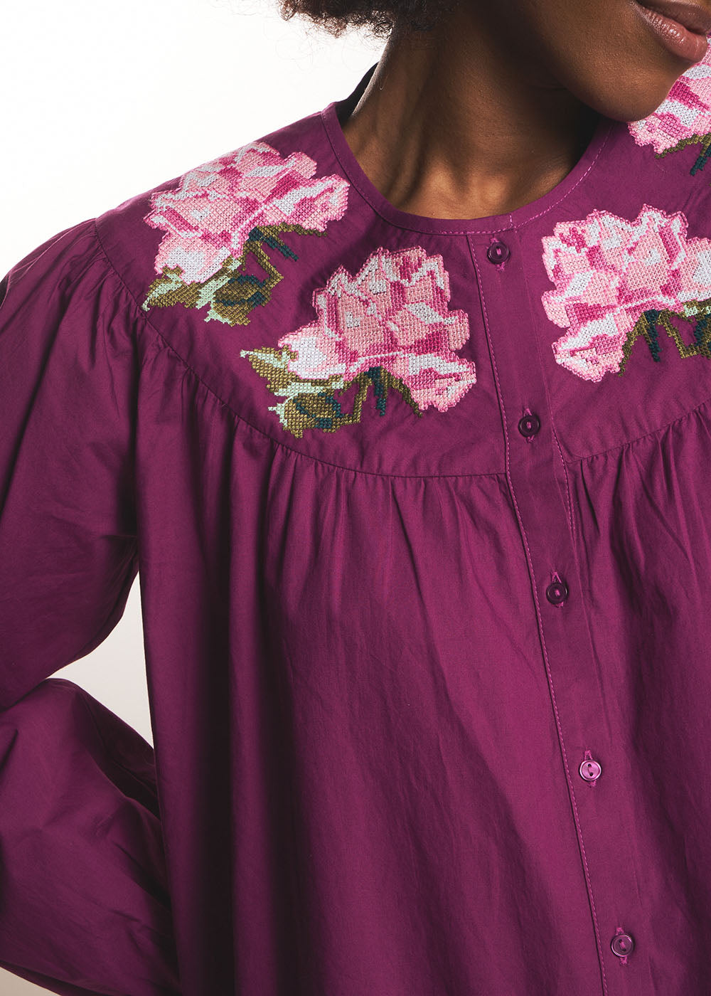 Loose-fitting blouse with floral embroidery and puff sleeves - Sud Express - 2 - Sud Express