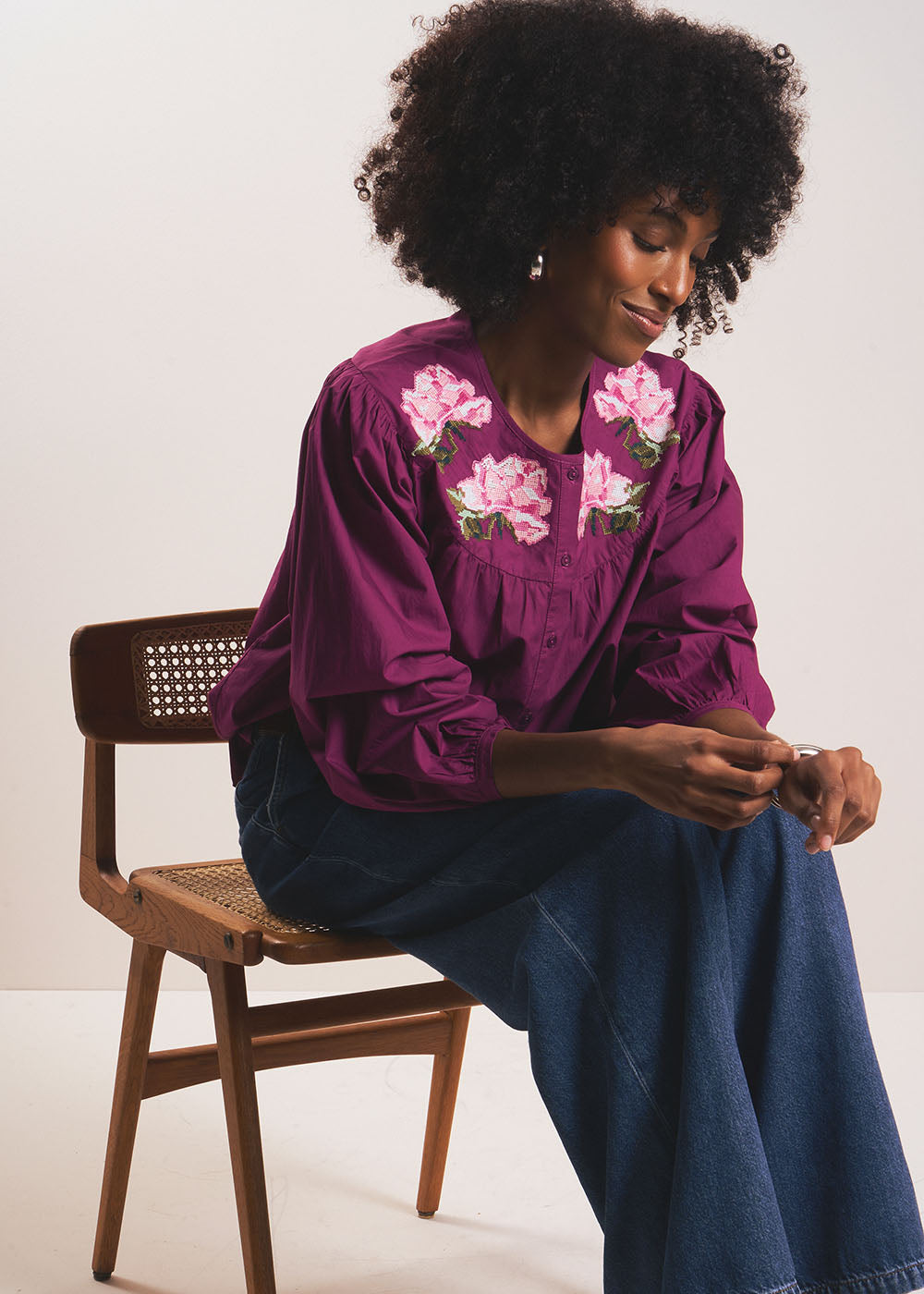 CALIK Loose-fitting blouse with floral embroidery and puff sleeves - 4 - Sud Express - Sud Express
