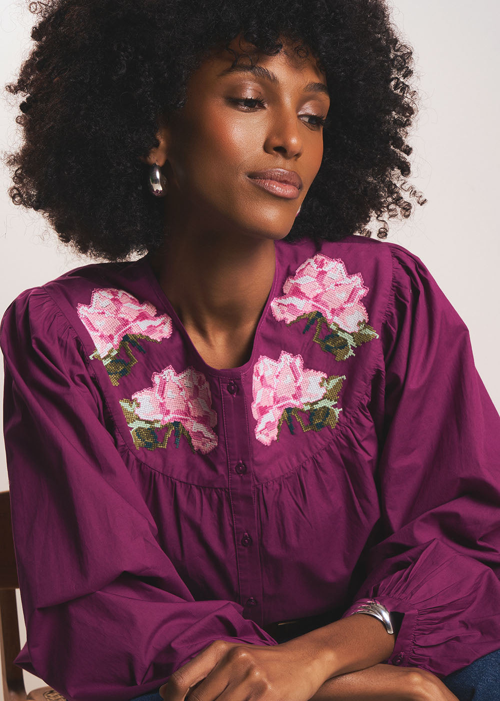 Loose-fitting blouse with floral embroidery and puff sleeves - Sud Express - 5 - Sud Express