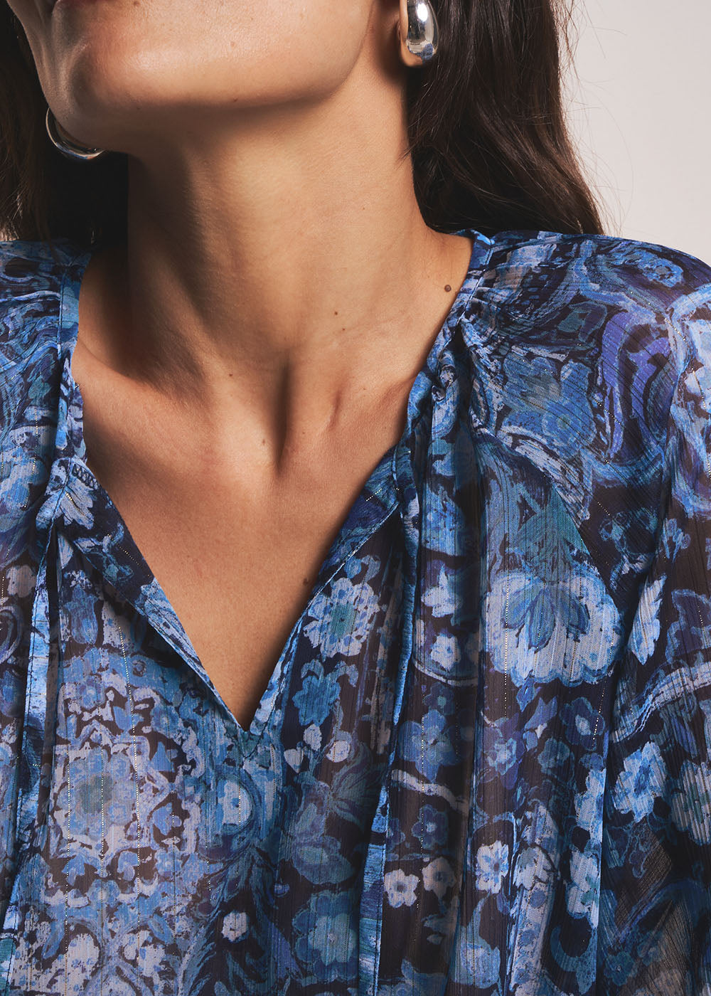 Printed V-neck blouse with tie - Sud Express - 2 - Sud Express