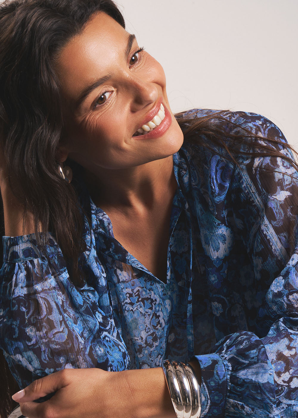 Printed V-neck blouse with tie - Sud Express - 4 - Sud Express
