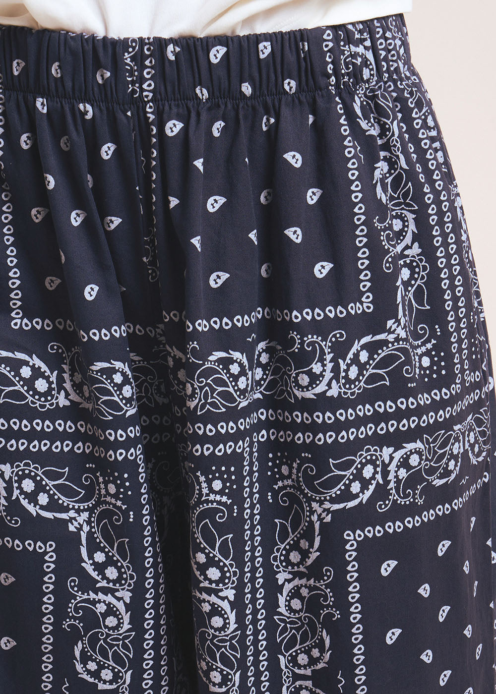 PADRIEN Flowy trousers with a bandana print - 4 - Sud Express - Sud Express