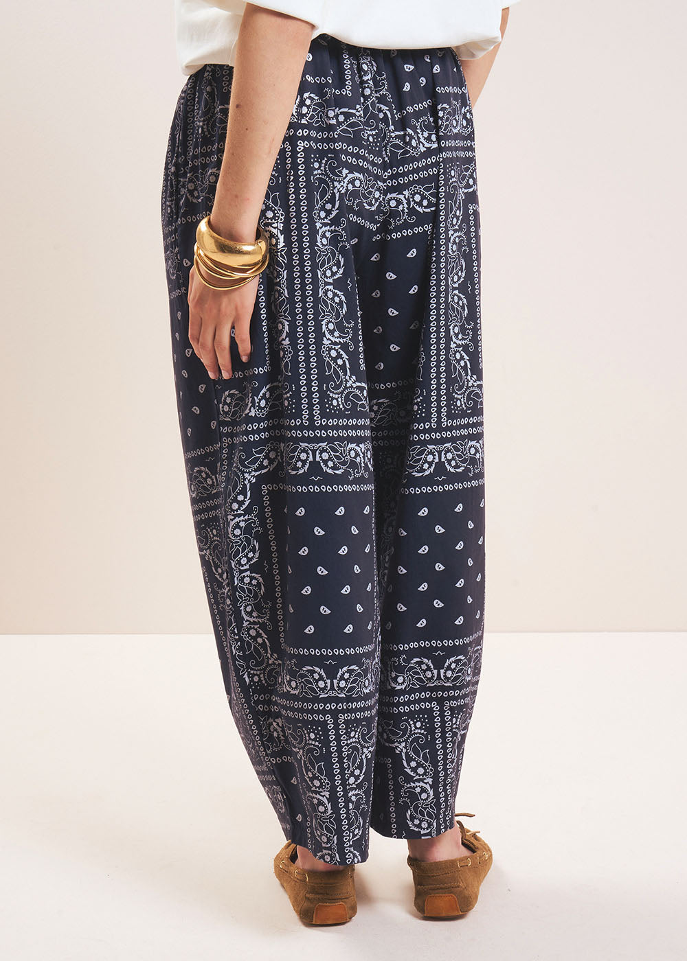 Flowy trousers with a bandana print - Sud Express - 5 - Sud Express