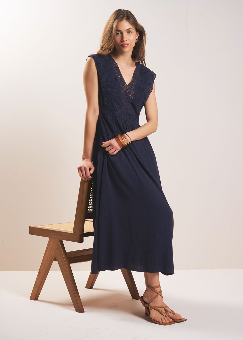 Long dress in lightweight gauze and macramé lace - Sud Express - 6 - Sud Express