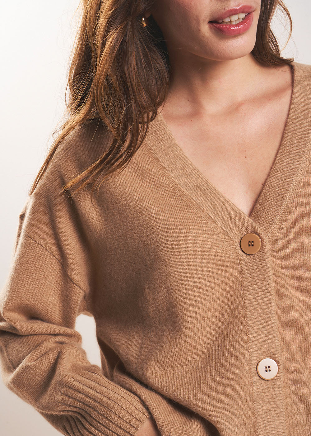 Loose-fitting cashmere V-neck cardigan - Sud Express - 4 - Sud Express