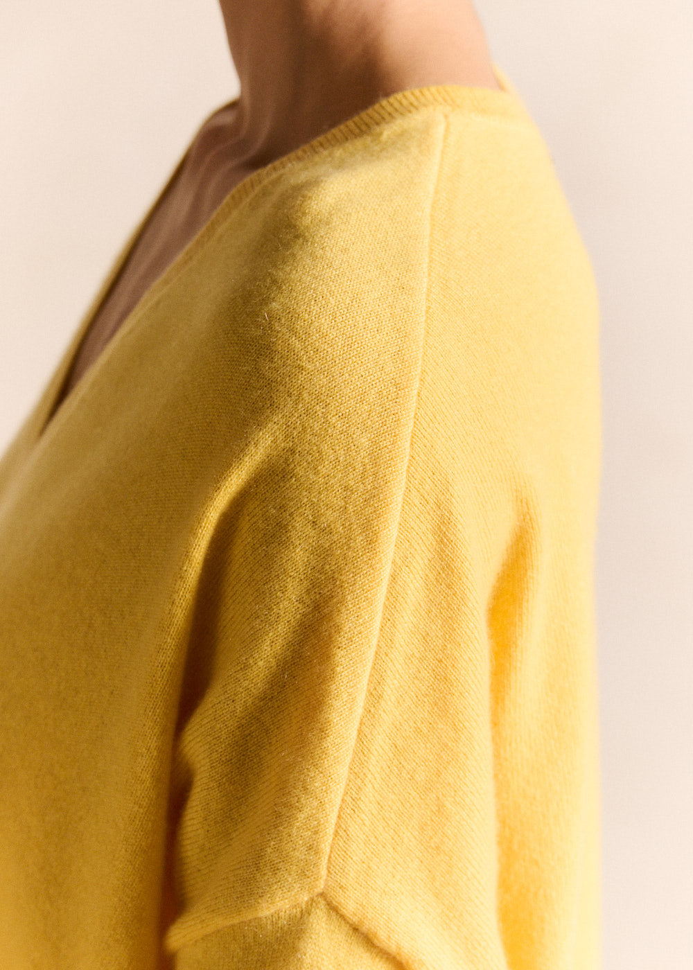 Cashmere V-neck sweater flared fit - Sud Express - 2 - Sud Express