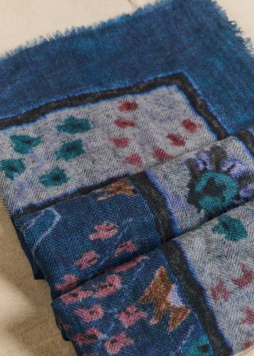 Scarf with flowering tree print - Sud Express - 2 - Sud Express