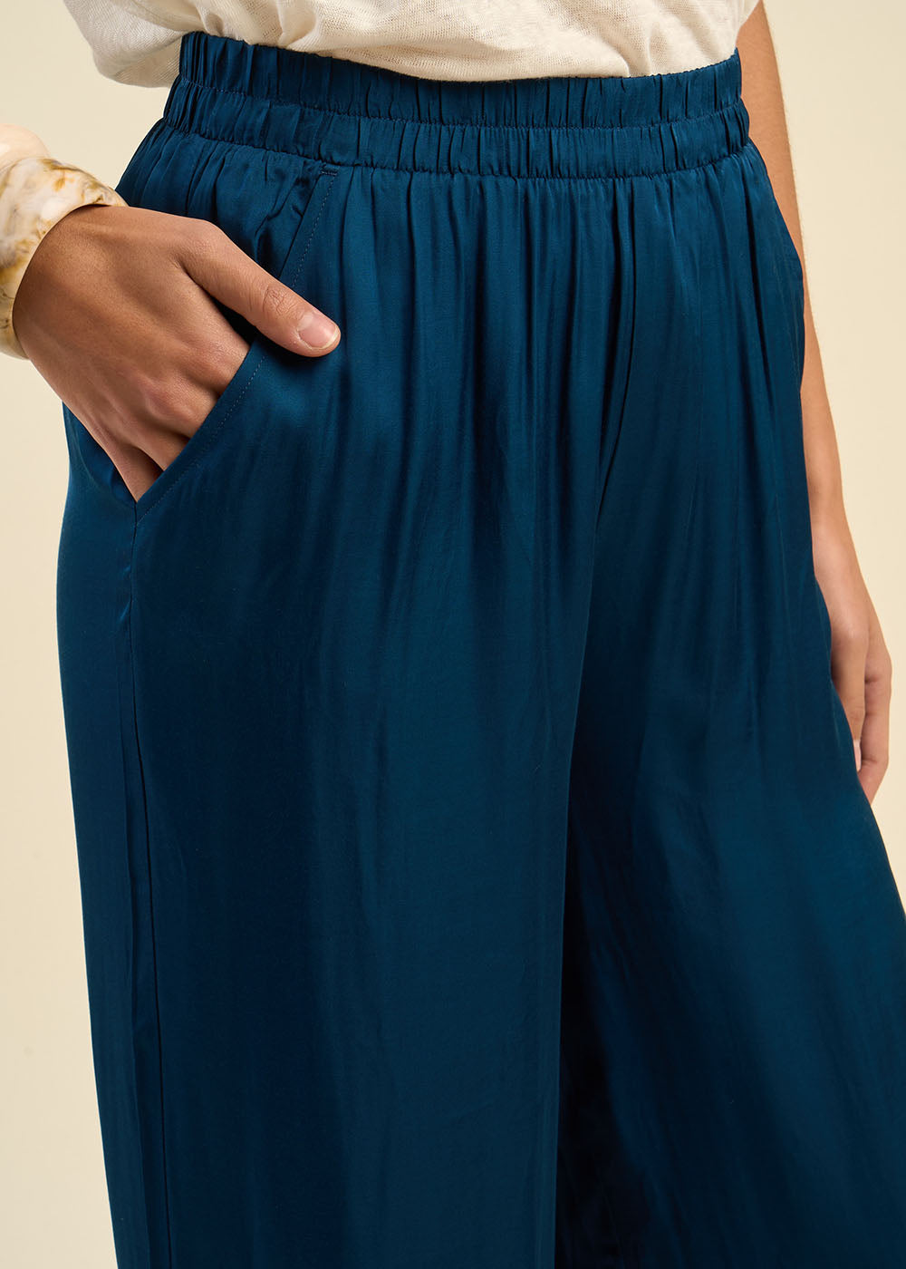 Wide-leg satin trousers  - Sud Express - 2 - Sud Express