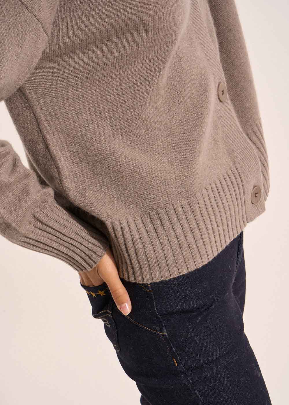 Loose-fitting cashmere V-neck cardigan - Sud Express - 5 - Sud Express