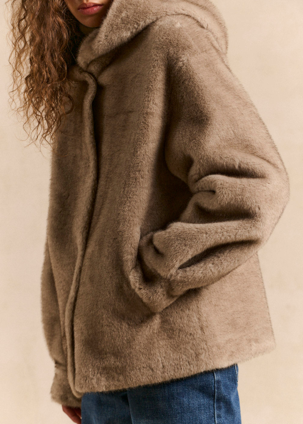Mid-length faux fur coat with hood - Sud Express - 4 - Sud Express