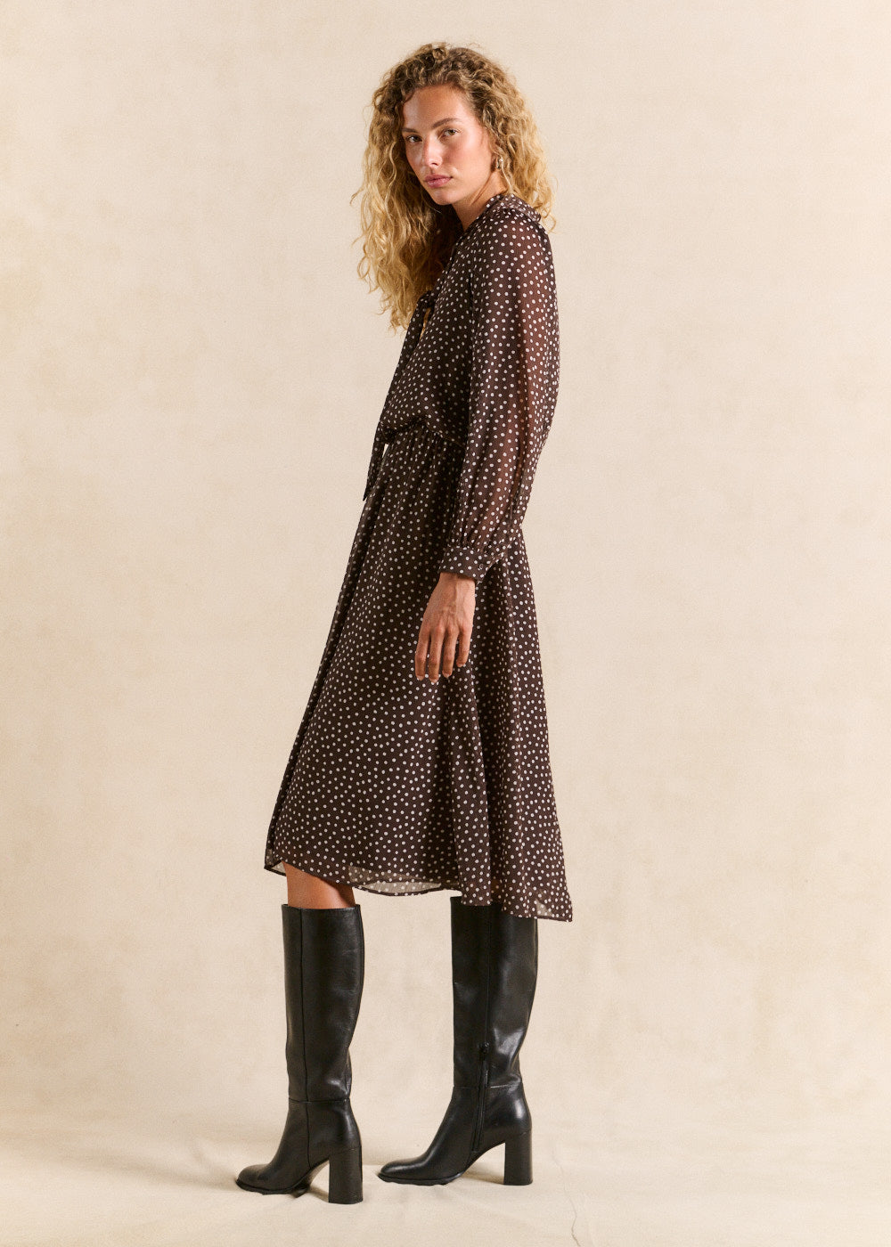 Polka-dot dress with a lavallière collar - Sud Express - 5 - Sud Express