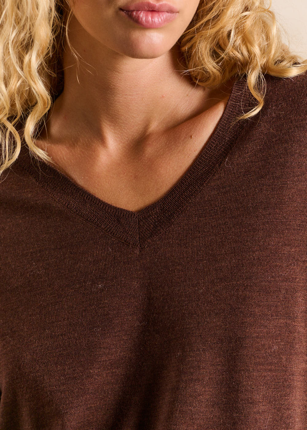 V-neck wool sweater with relaxed fit - Sud Express - 2 - Sud Express