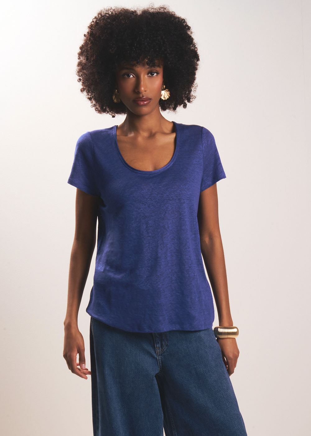 Linen T-shirt with open round neckline - Sud Express - 5 - Sud Express