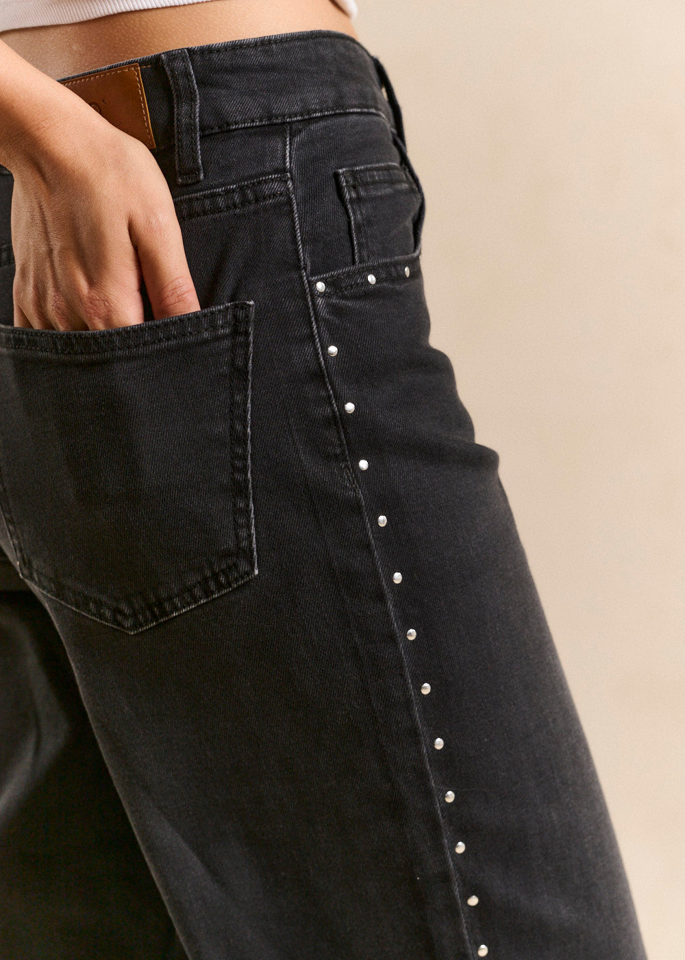 Jean boyfriend with wide straight leg and studs - Sud Express - 1 - Sud Express