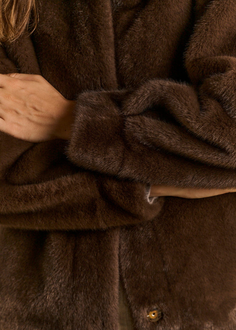 Mid-length faux fur coat with hood - Sud Express - 4 - Sud Express