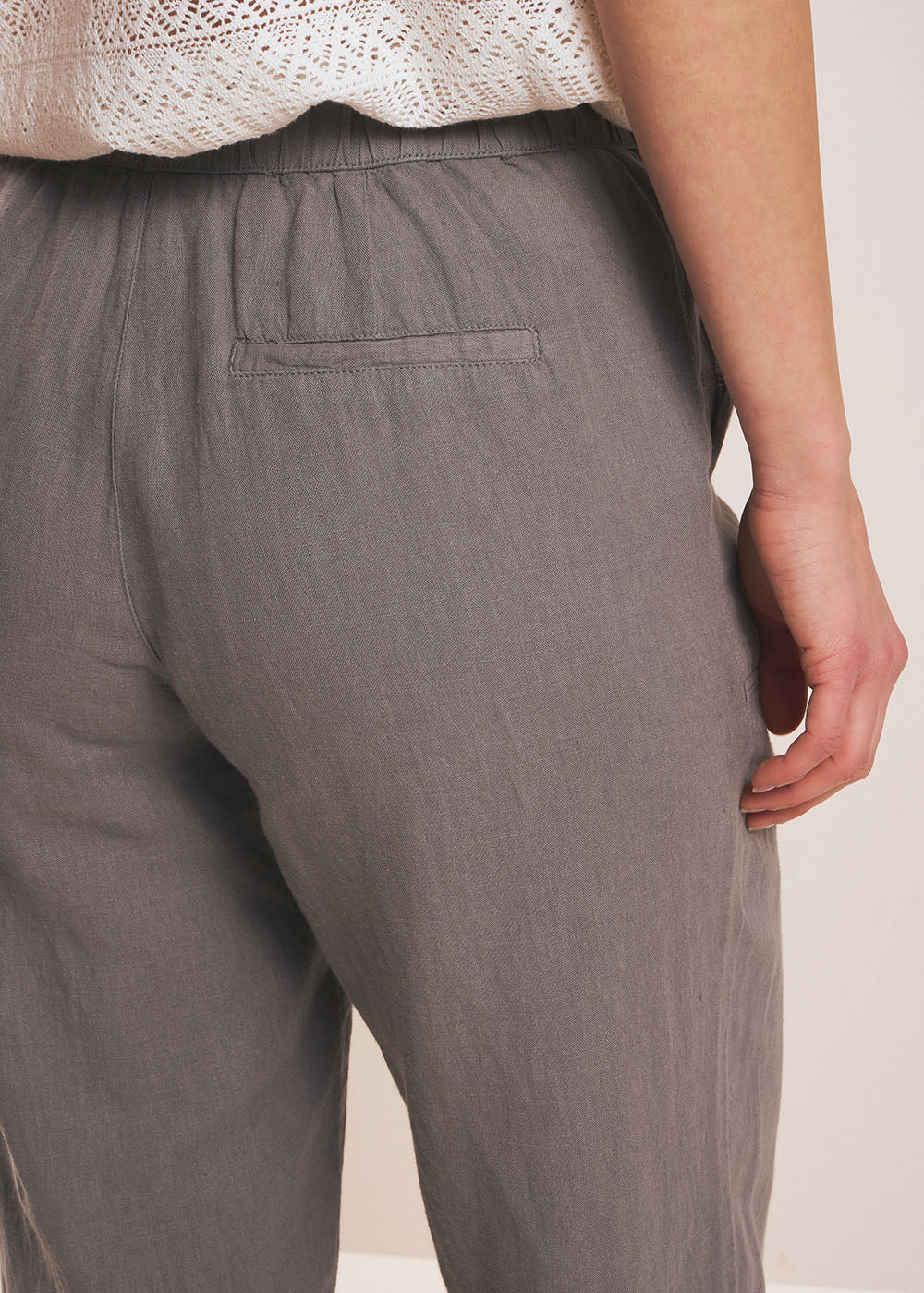 Carrot-cut trousers - Sud Express - 5 - Sud Express
