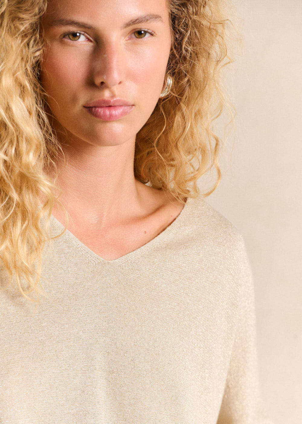 MIKOLOR Oversized V-neck jumper in shiny knit with short sleeves - 2 - Sud Express - Sud Express
