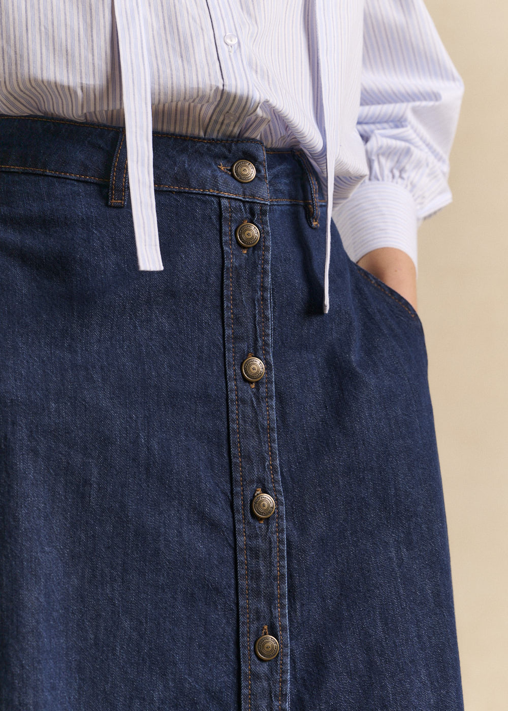 JEANNA Button-front flared denim midi skirt - 2 - Sud Express - Sud Express