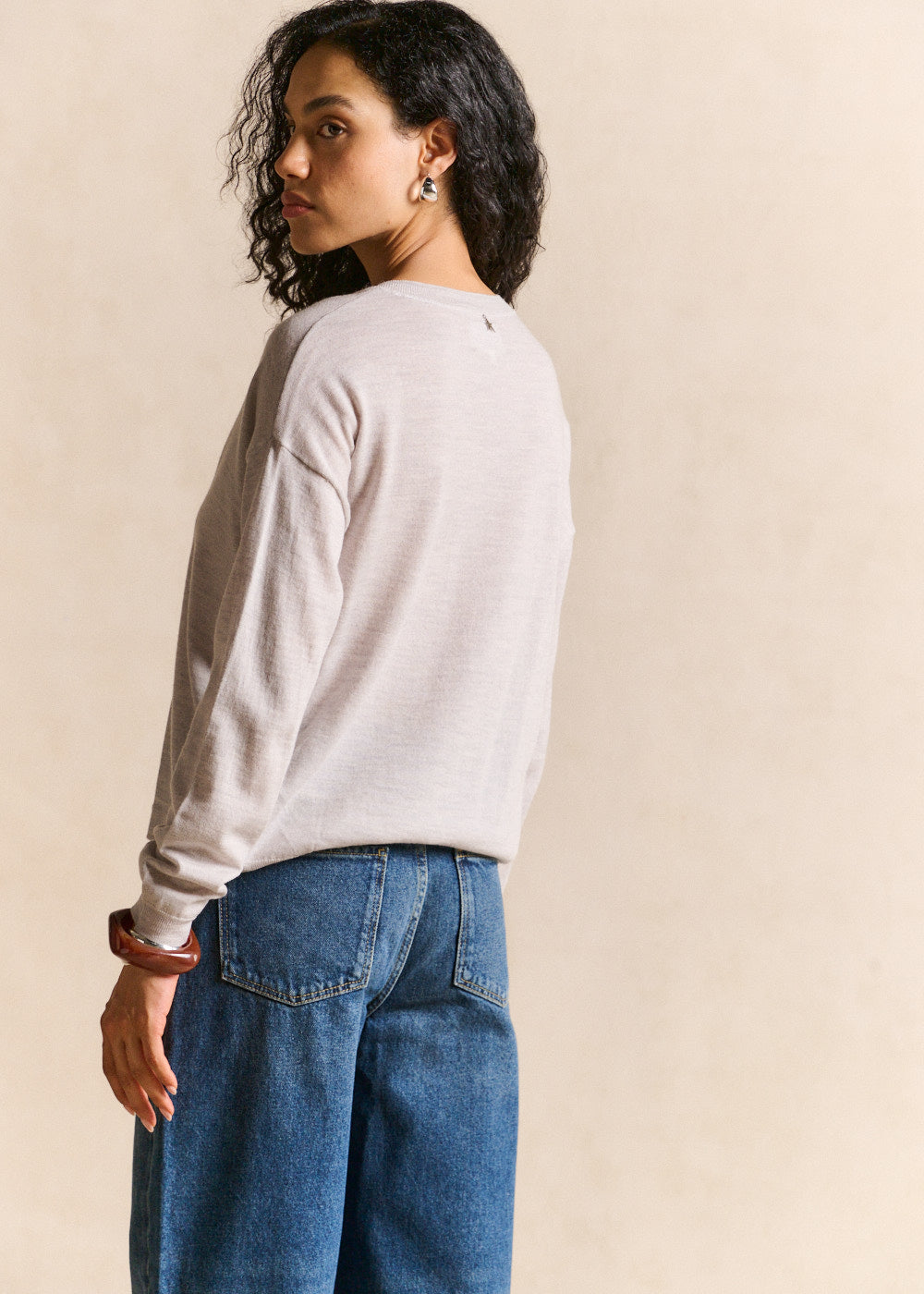 V-neck wool sweater with relaxed fit - Sud Express - 3 - Sud Express