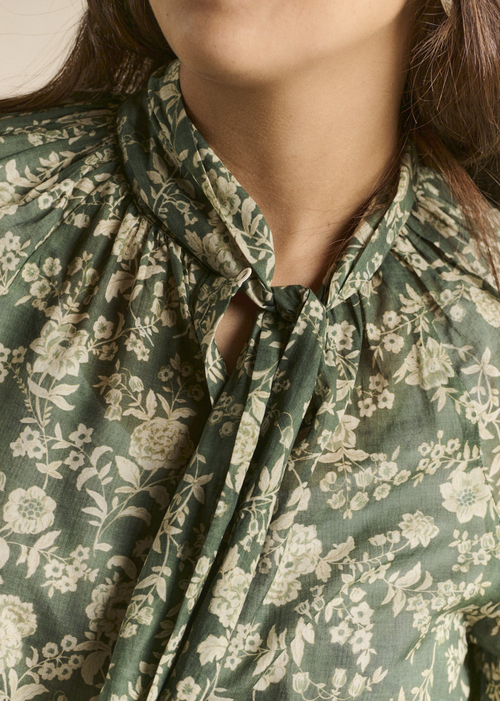 Floral-print blouse with a cravat collar - Sud Express - 2 - Sud Express