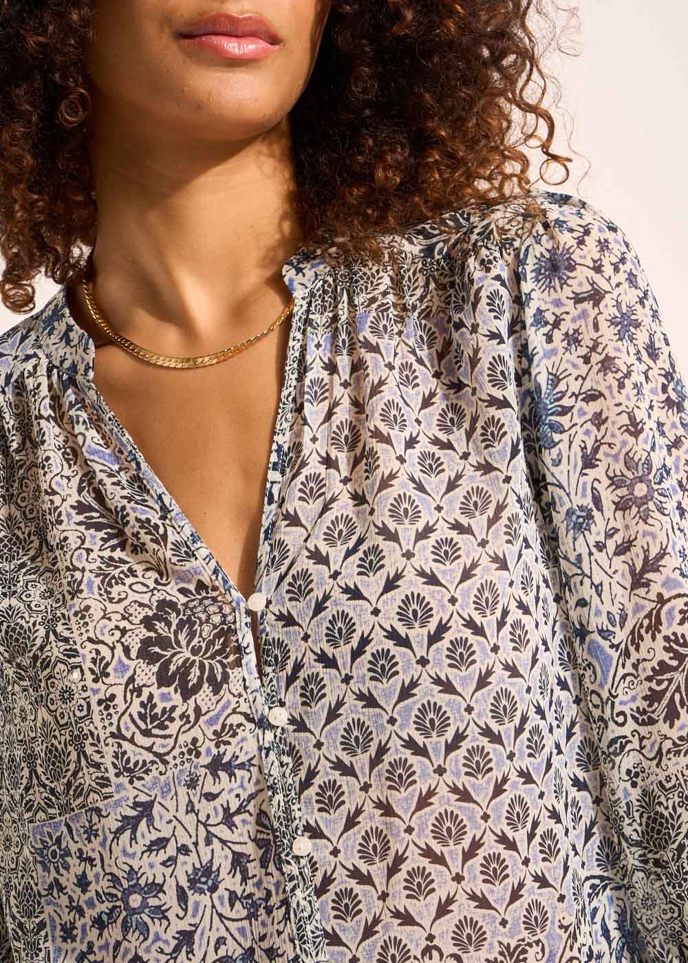Printed flowing blouse with round neck and long puffed sleeves - Sud Express - 2 - Sud Express