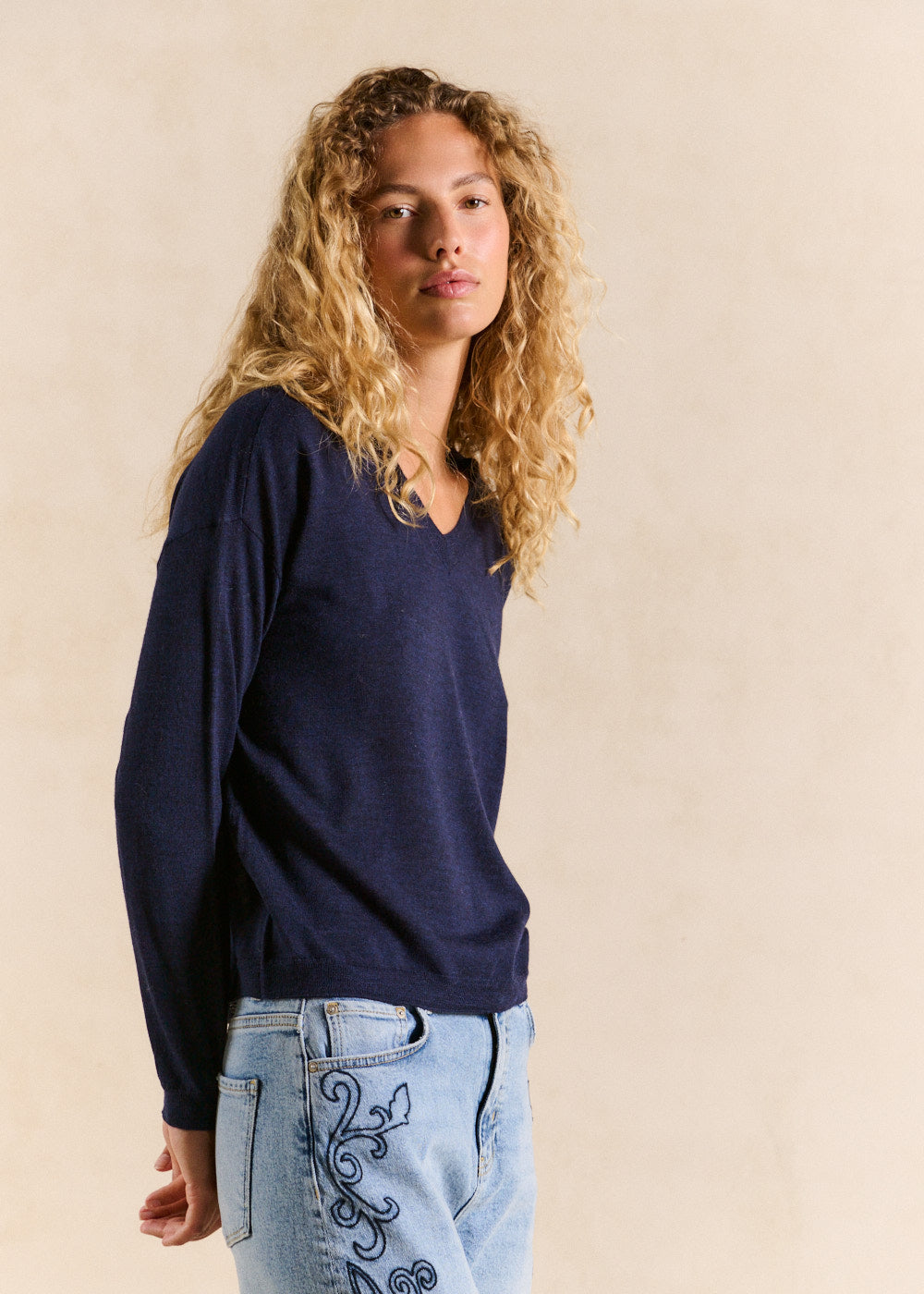 V-neck wool sweater with relaxed fit - Sud Express - 5 - Sud Express