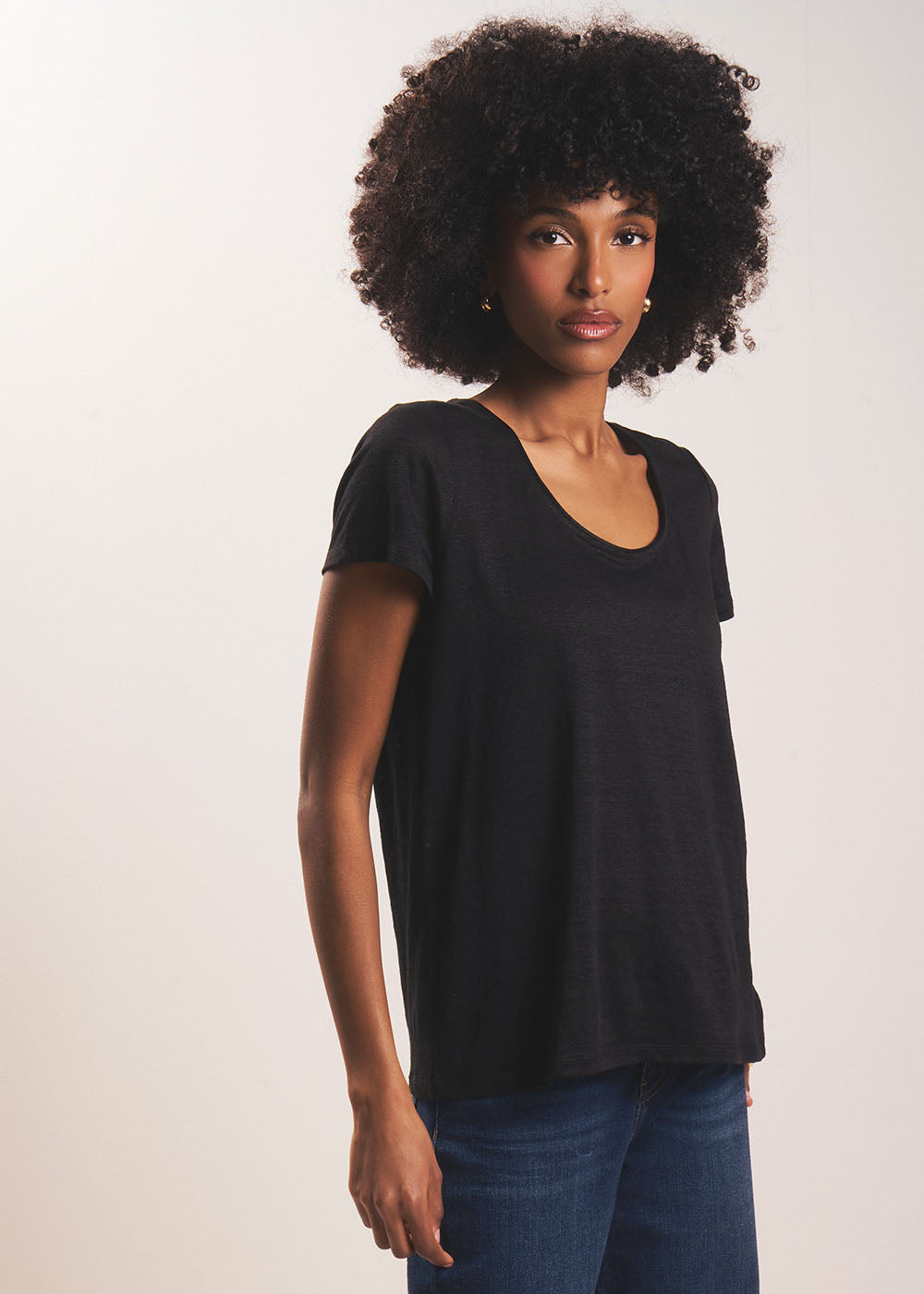 Linen T-shirt with open round neckline - Sud Express - 5 - Sud Express