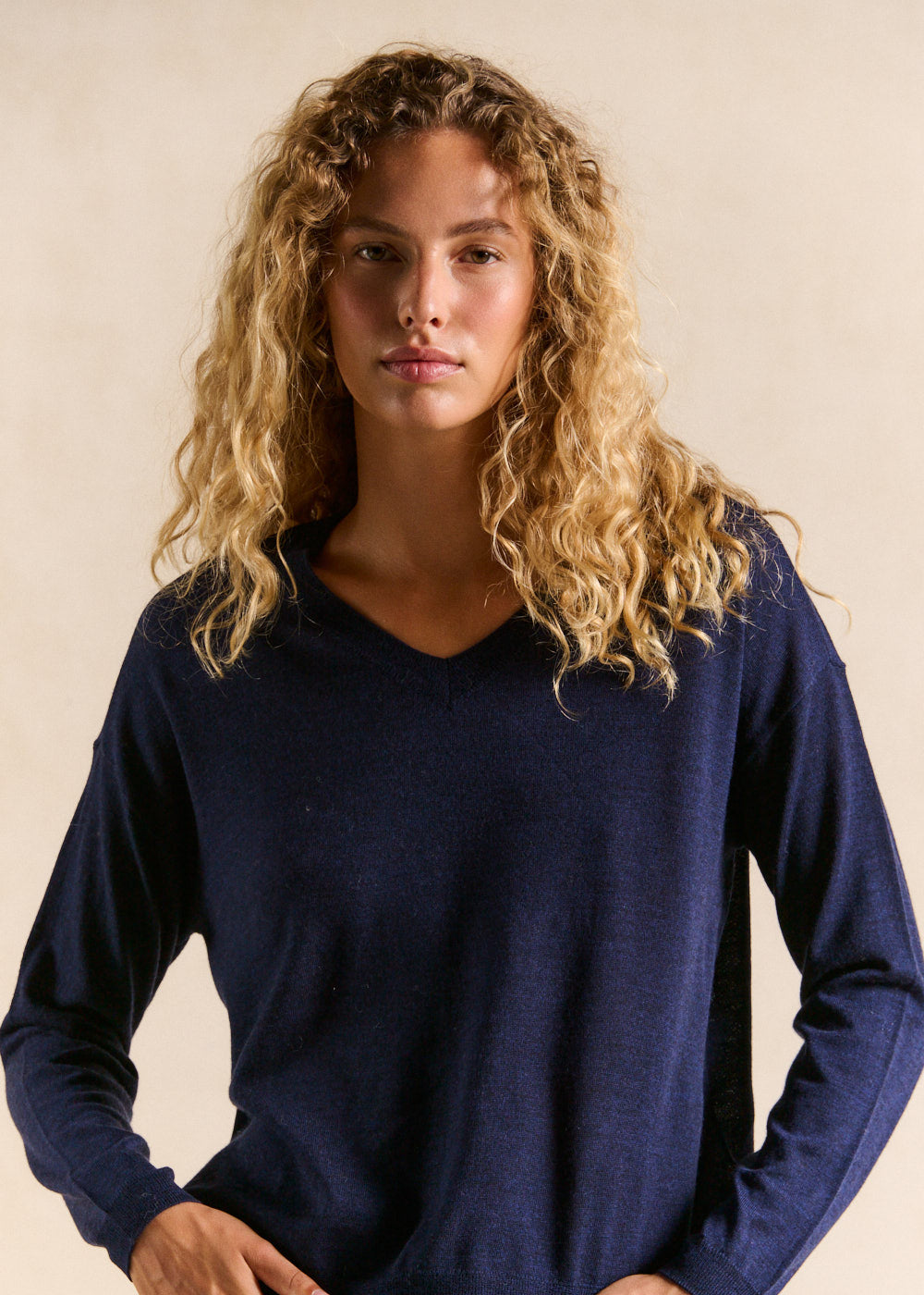 V-neck wool sweater with relaxed fit - Sud Express - 4 - Sud Express