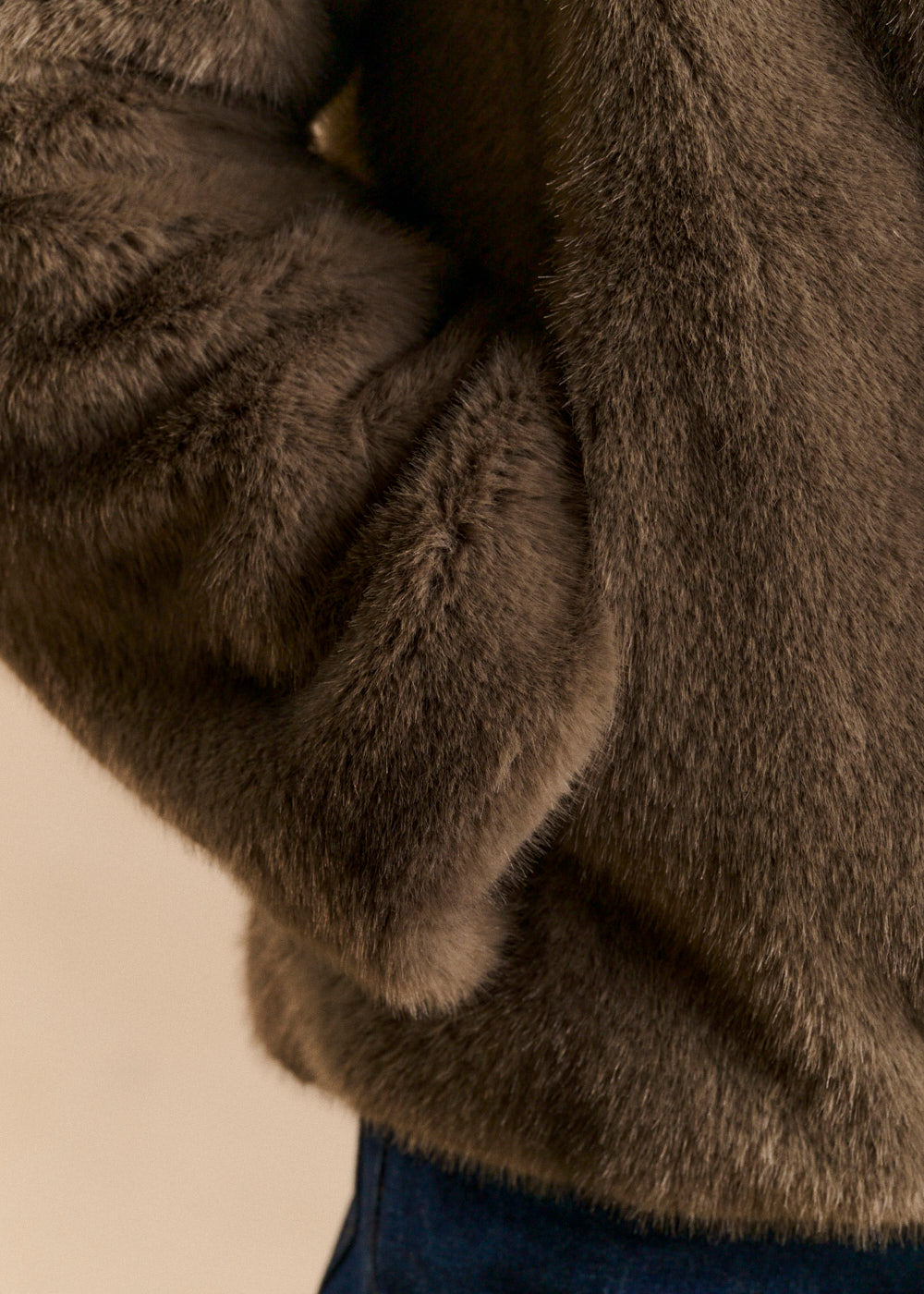 Short faux fur coat with a stand-up collar - Sud Express - 5 - Sud Express