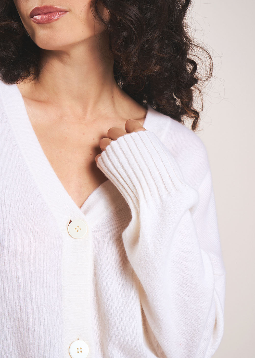 Loose-fitting cashmere V-neck cardigan - Sud Express - 2 - Sud Express