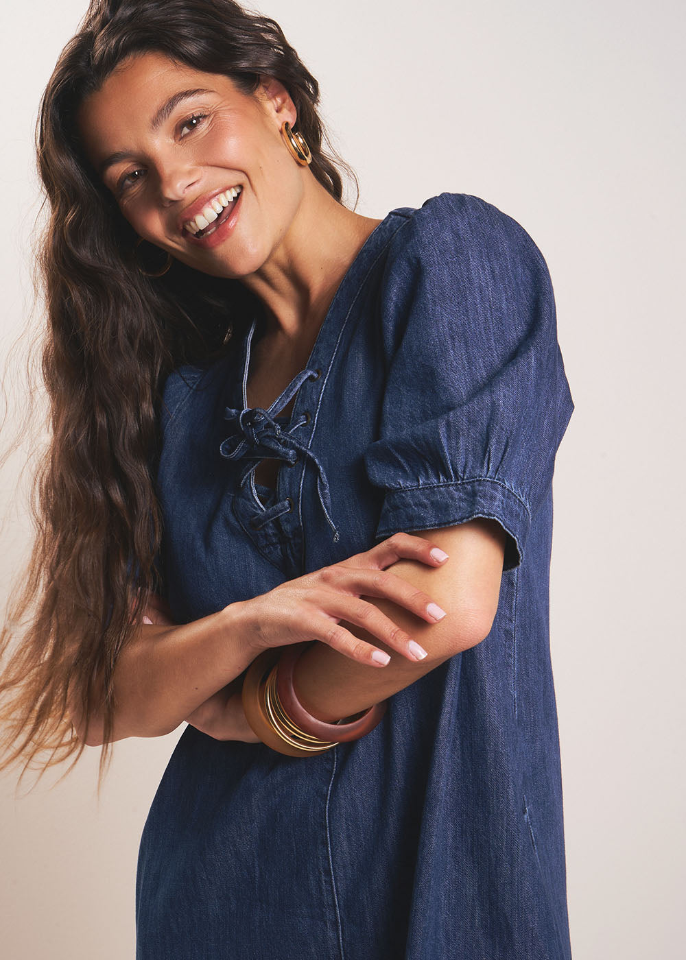 Short denim dress with V-neck and tie - Sud Express - 5 - Sud Express