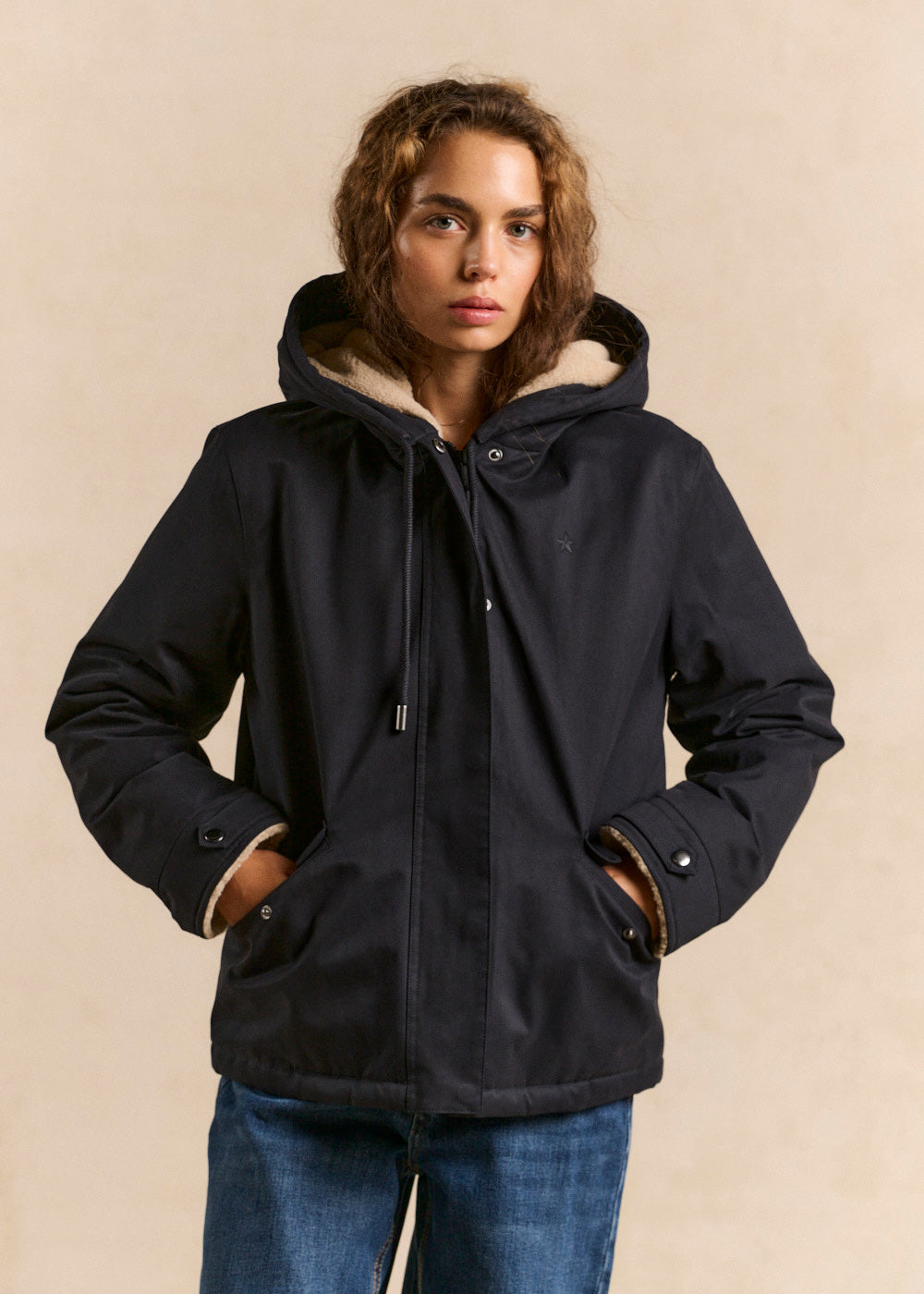 Short water-repellent jacket lined with faux fur and hood - Sud Express - 4 - Sud Express