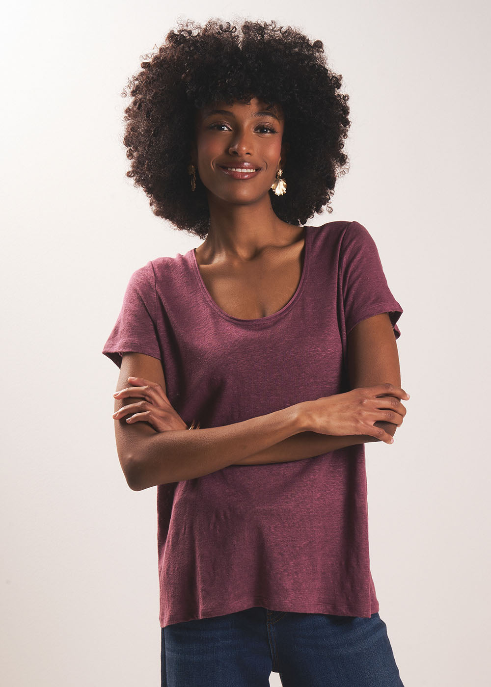 Linen T-shirt with open round neckline - Sud Express - 5 - Sud Express