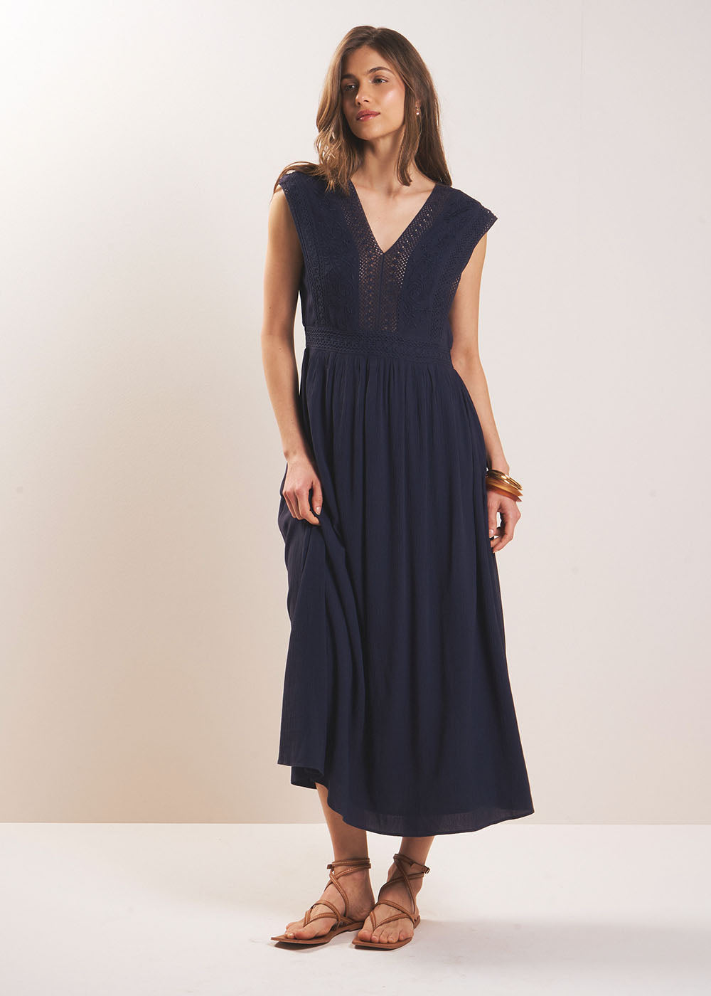 Long dress in lightweight gauze and macramé lace - Sud Express - 5 - Sud Express