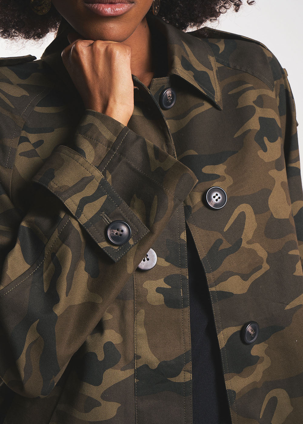 Short cotton trench coat with camouflage print - Sud Express - 2 - Sud Express