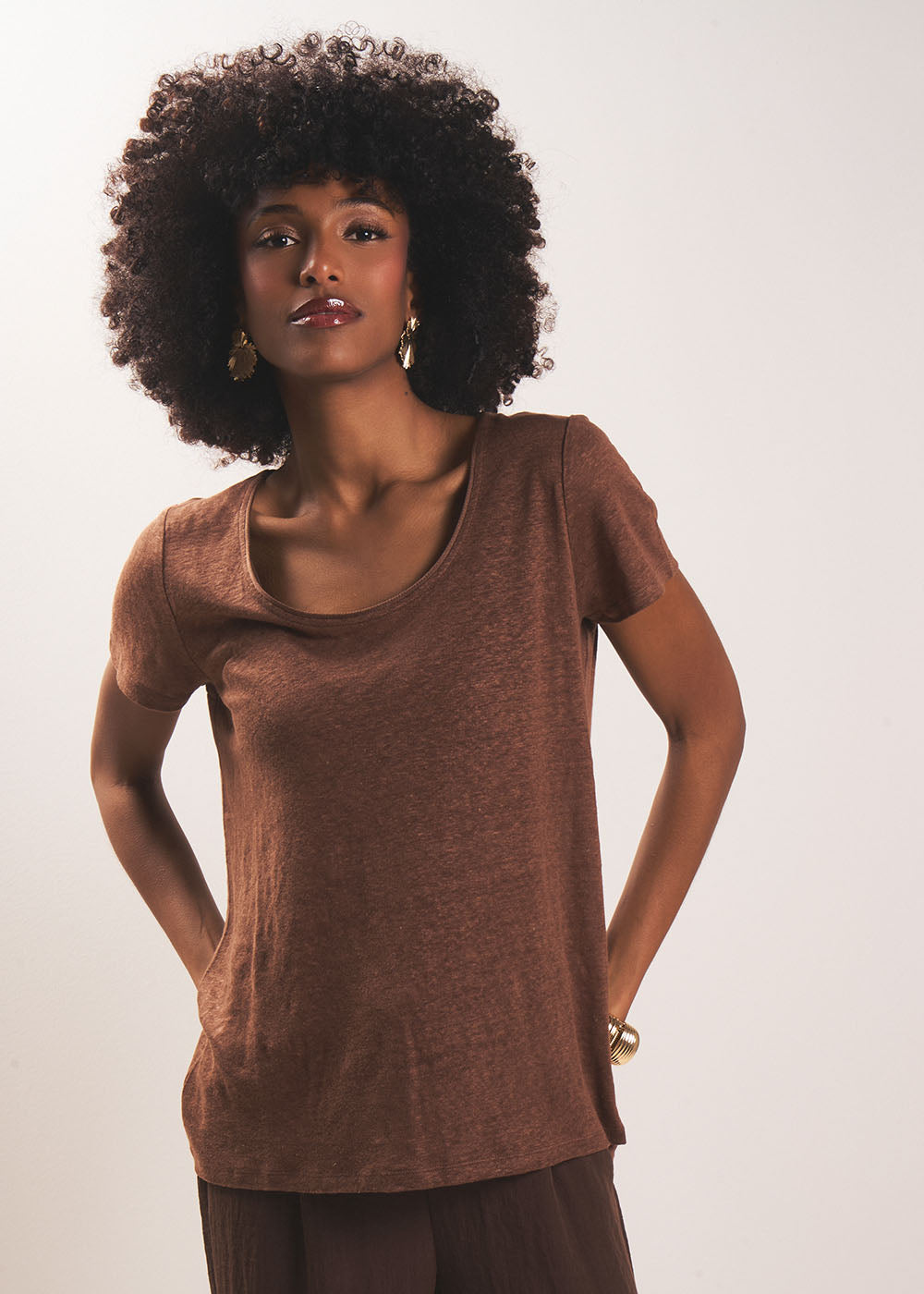 Linen T-shirt with open round neckline - Sud Express - 5 - Sud Express